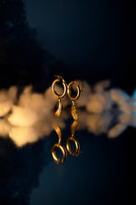 Load image into Gallery viewer, Round gold earrings
