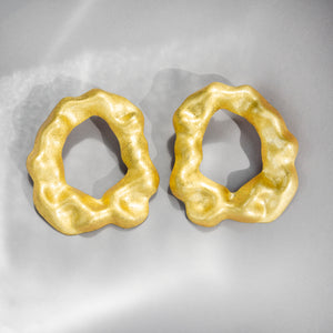 ENNE HAUTE round matte gold earrings