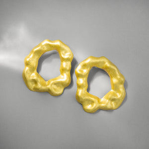 ENNE HAUTE round matte gold earrings