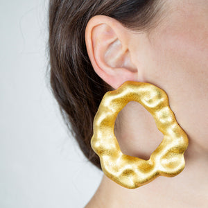 ENNE HAUTE round matte gold earrings