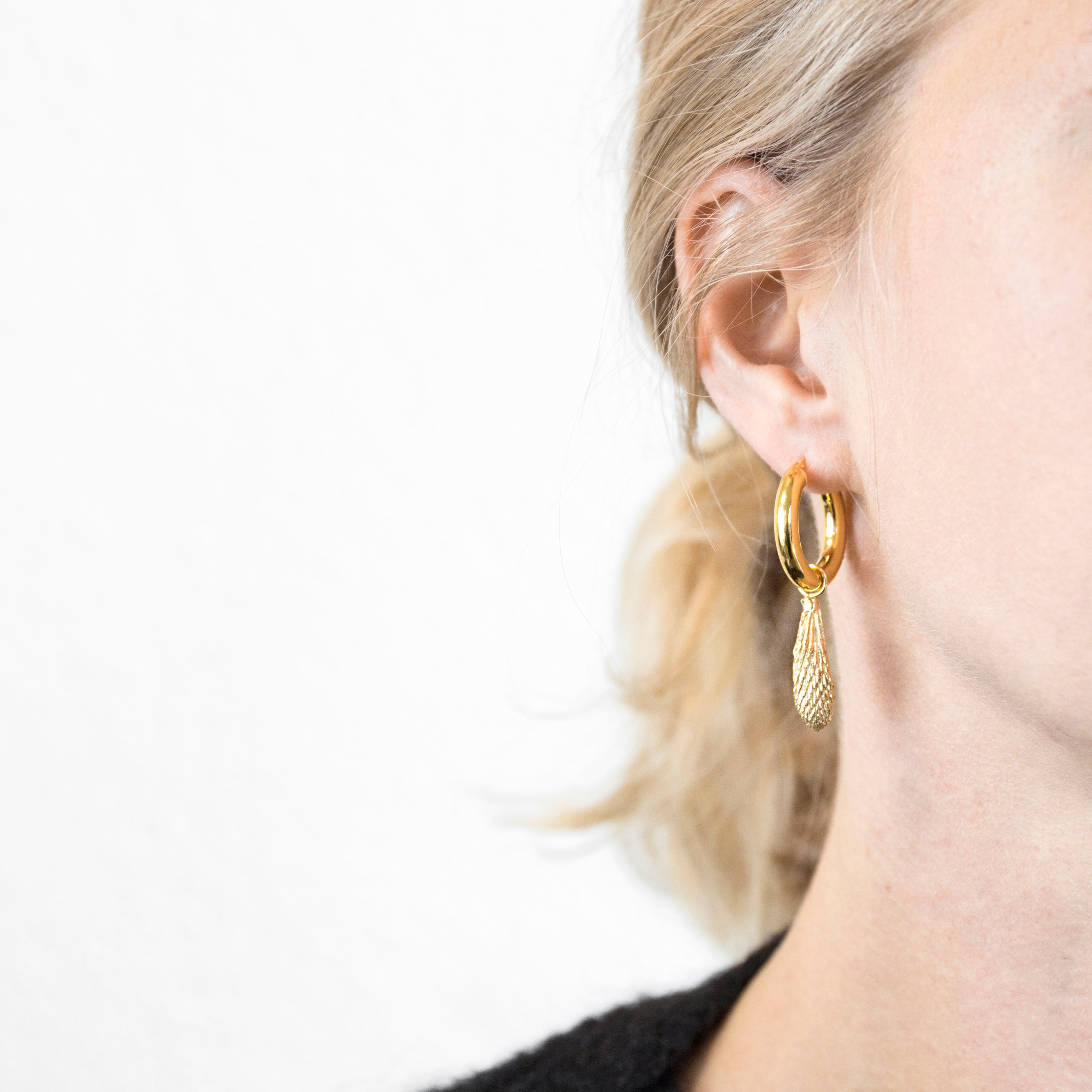 Round gold earrings