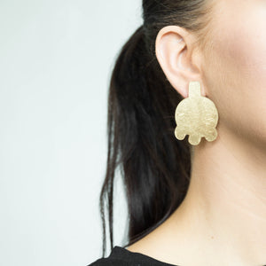 Peinture, gold earrings