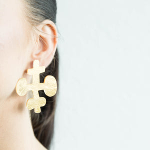 Peinture, gold earrings